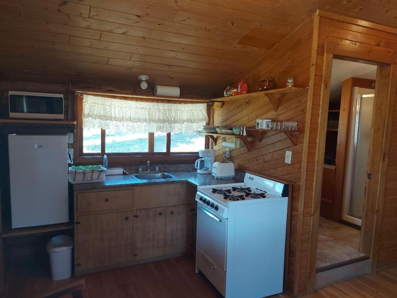 Escott Bay Resort Anahim Lake Exterior foto